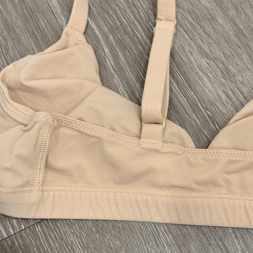 SKIMS Fits Everybody Triangle Bralette Clay Nude Tan Size Medium Wireless Bra - Picture 8 of 9